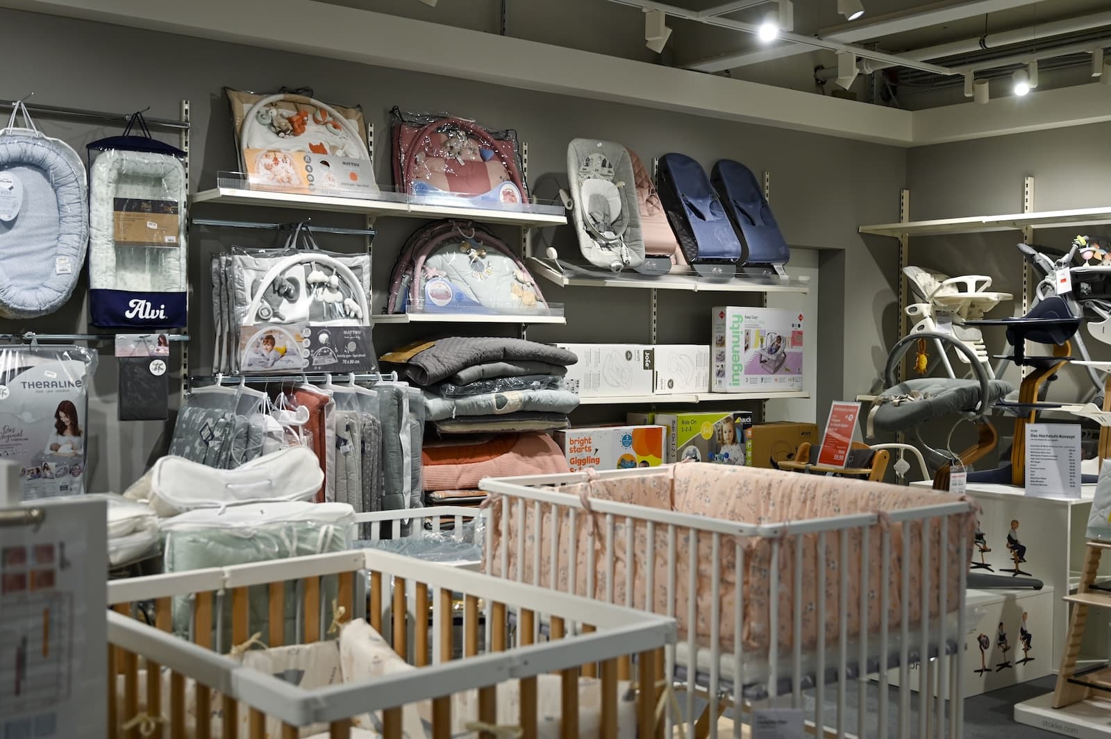 Baby- und Kinderbetten in der Ausstellung