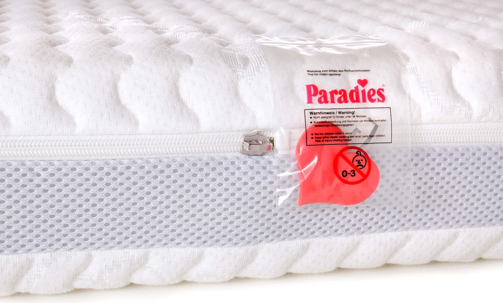 Eingerichtetes Babyzimmer mit Bett und Kommode