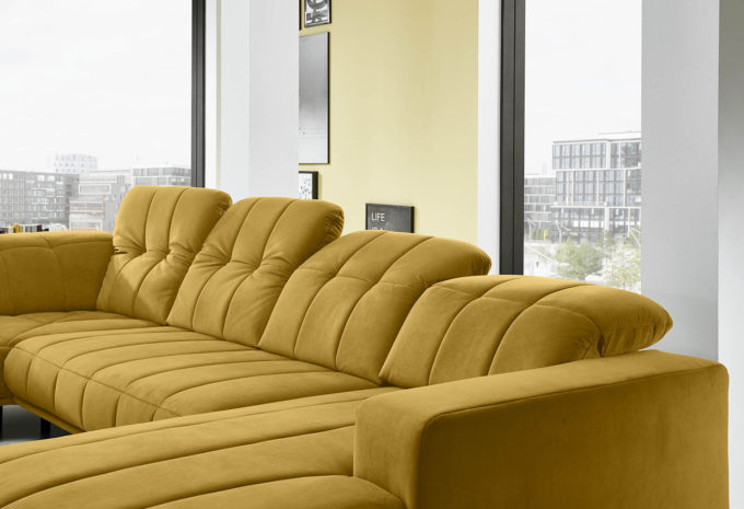 gelbe Couch mit Kopfteilverstellung