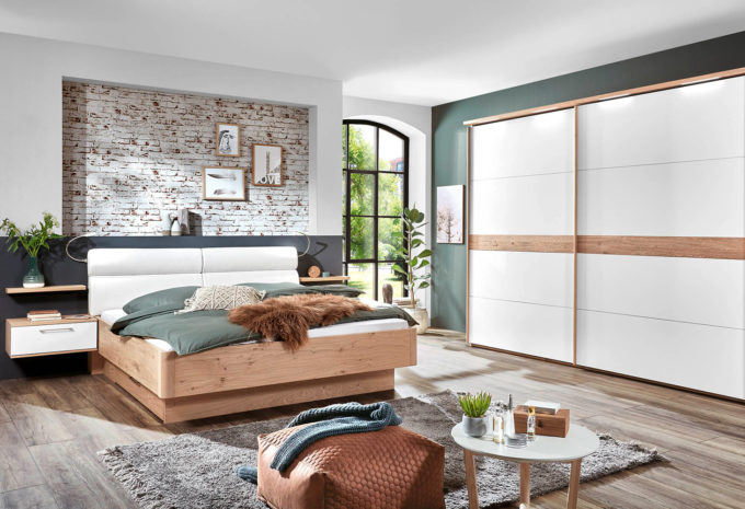 Schlafzimmer mit Schiebetüren Kleiderschrank in weiß und Holzoptik