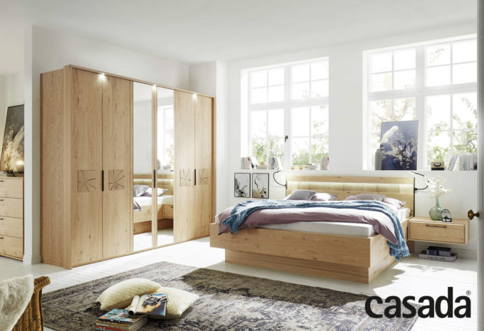 Schlafzimmer in Holz mit modernen Akzenten