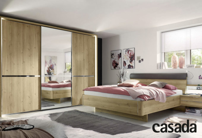 modernes Schlafzimmer in Holzoptik mit dunkelgrauen Highlights