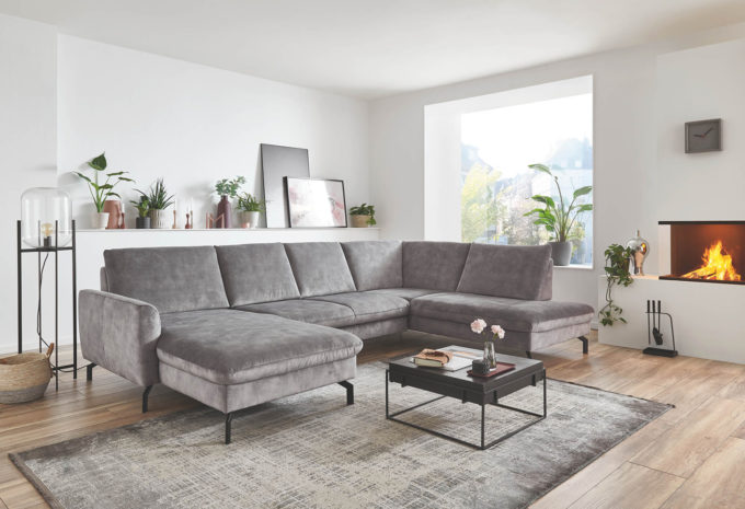 graue Couch mit schwarzen Metallfüßen