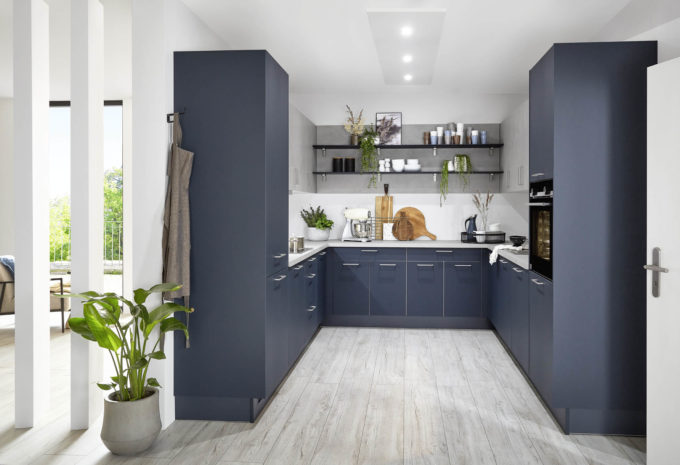 moderne Küche in blau und Betonoptik