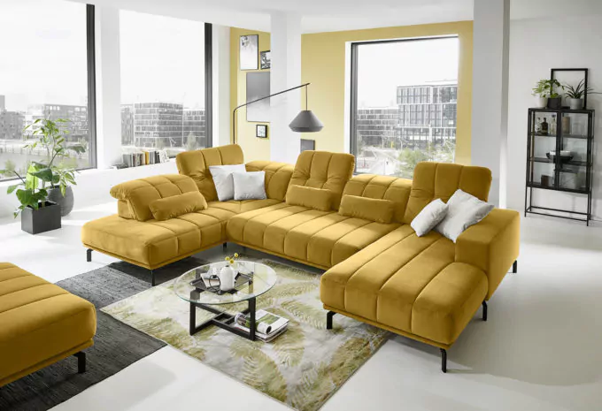gelbe Couch mit Steppung und schwarzen Metallfüßen