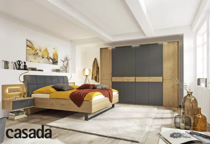 modernes Schlafzimmer mit großem Kleiderschrank in Holzoptik und dunkelgrau